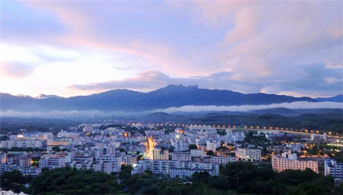 镇宁布依族苗族自治县夏天去哪旅游醉合适(镇宁布依族苗族自治县有什么好玩的)